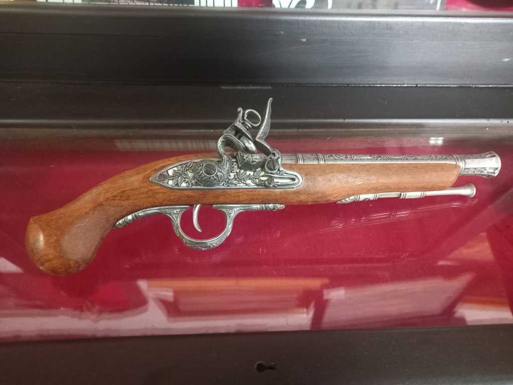Pistola de chispa del siglo XVIII