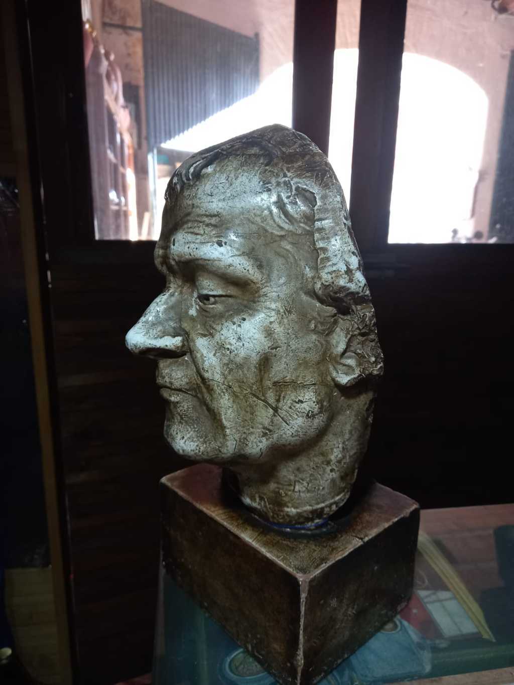 Escultura busto de hombre sobre peana 2