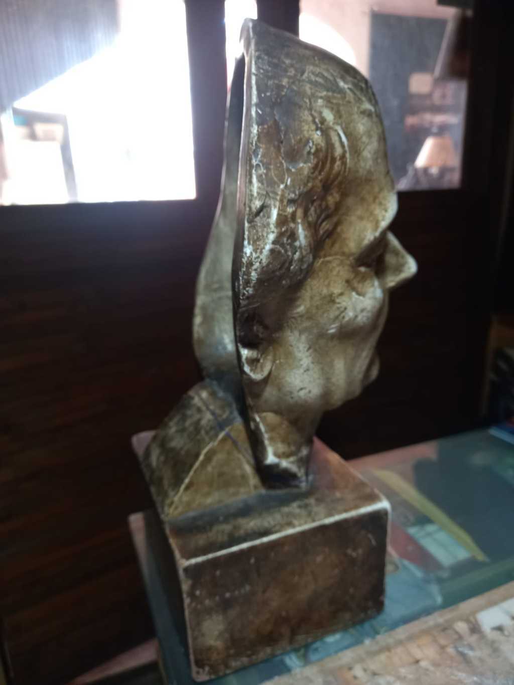 Escultura busto de hombre sobre peana 3