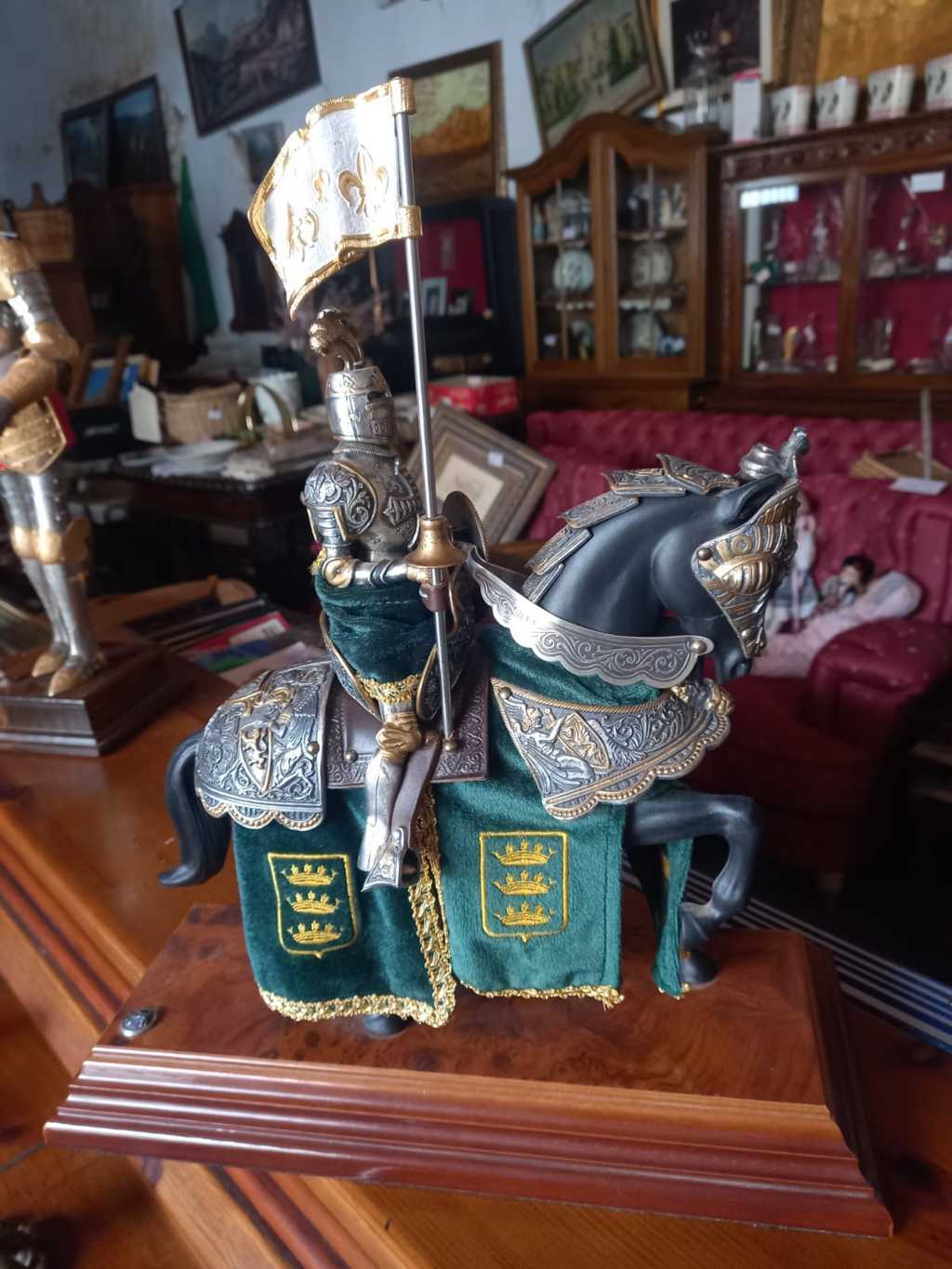 Figura de caballero a caballo con espada y peana de madera 2