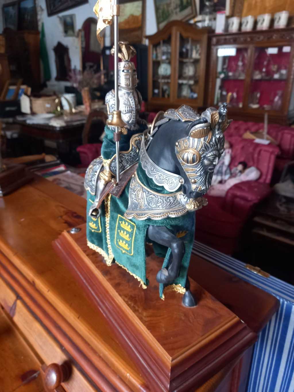 Figura de caballero a caballo con espada y peana de madera 3