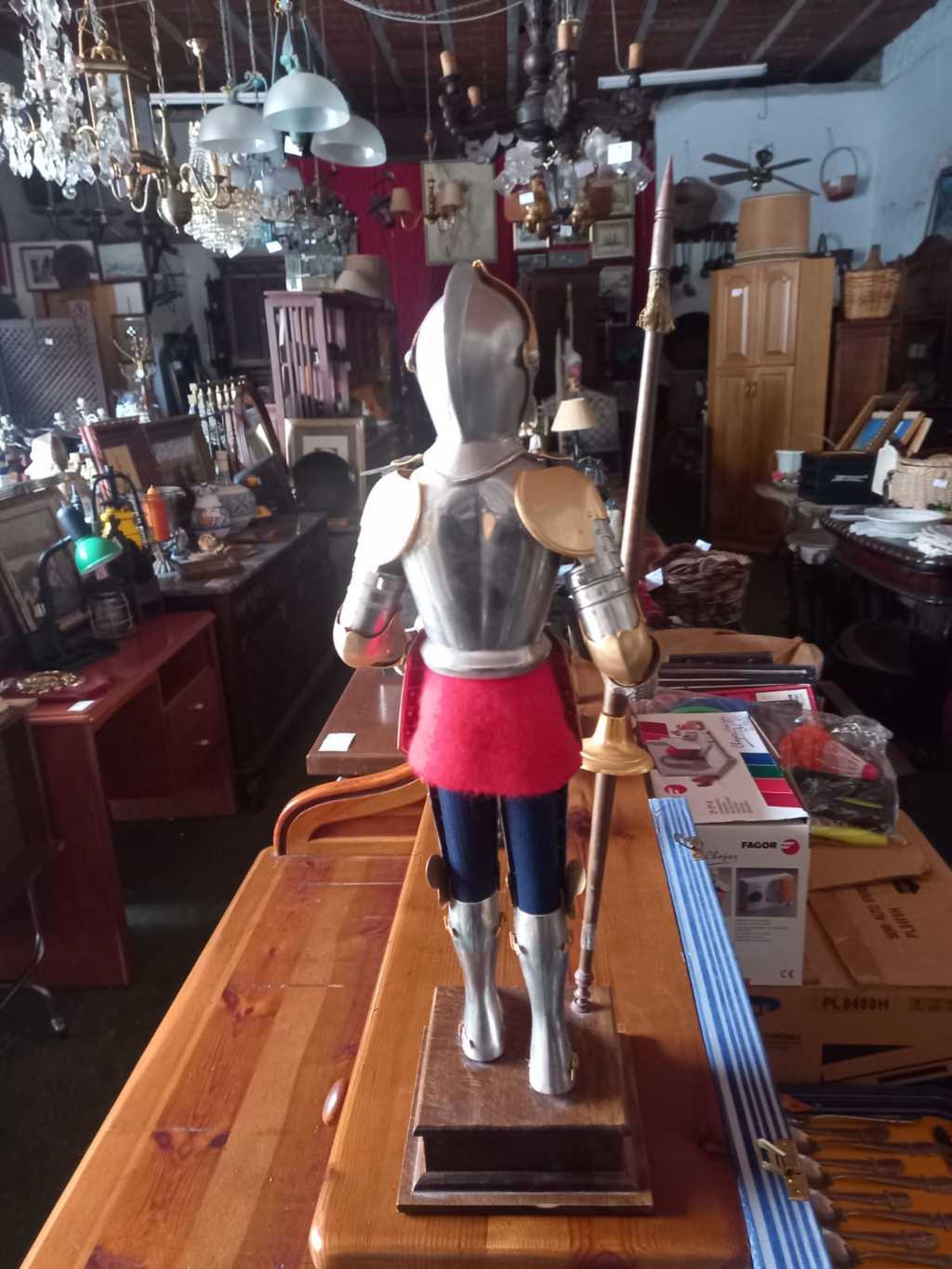 Figura de caballero medieval con armadura 2