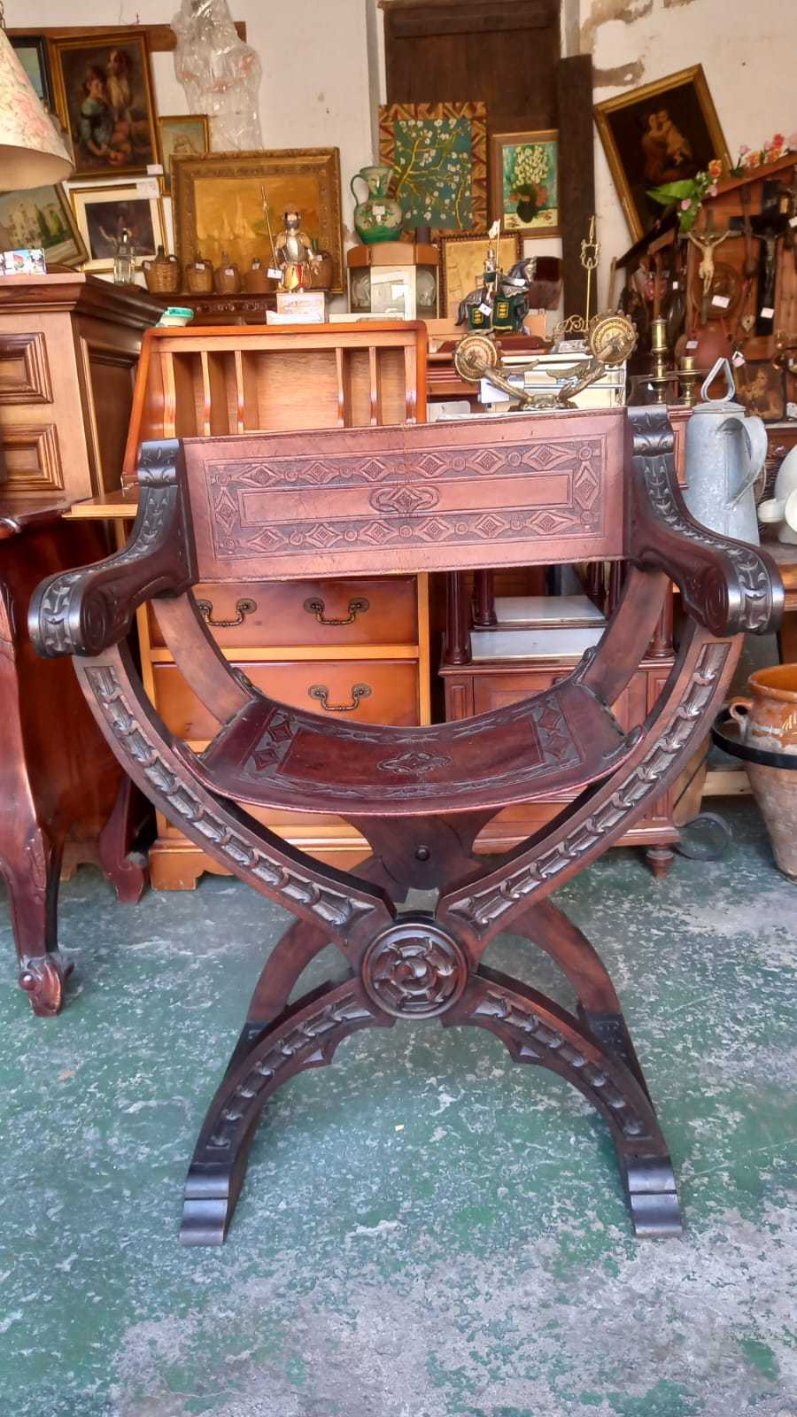 Jamuga plegable de madera y cuero tallada 1