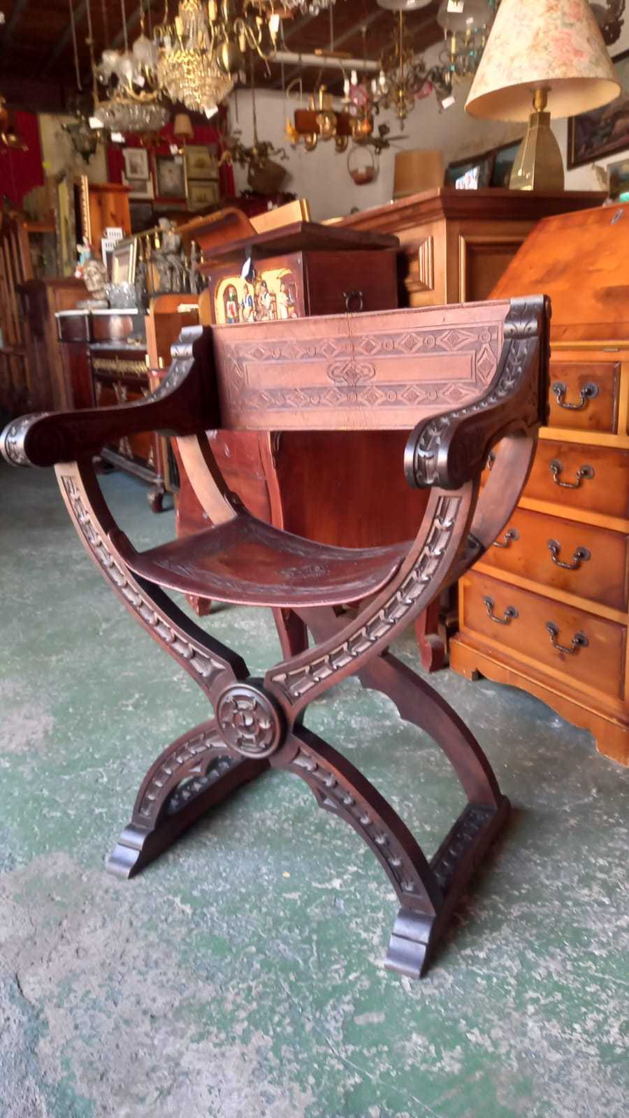 Jamuga plegable de madera y cuero tallada 2