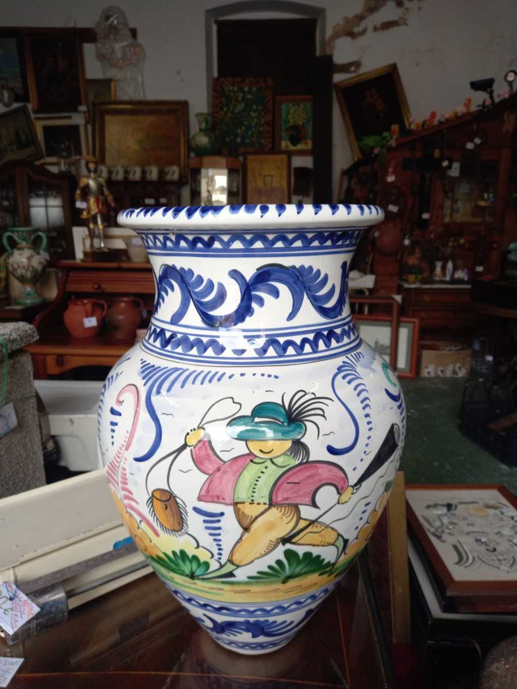 Jarrón de cerámica pintado a mano y esmaltado