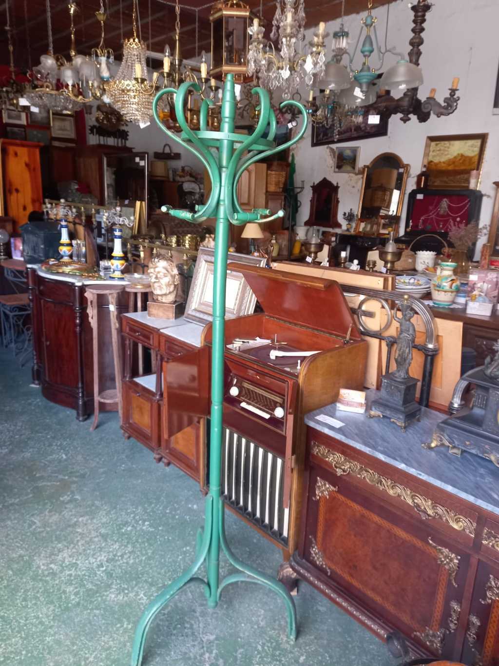 Perchero de pie de madera antiguo