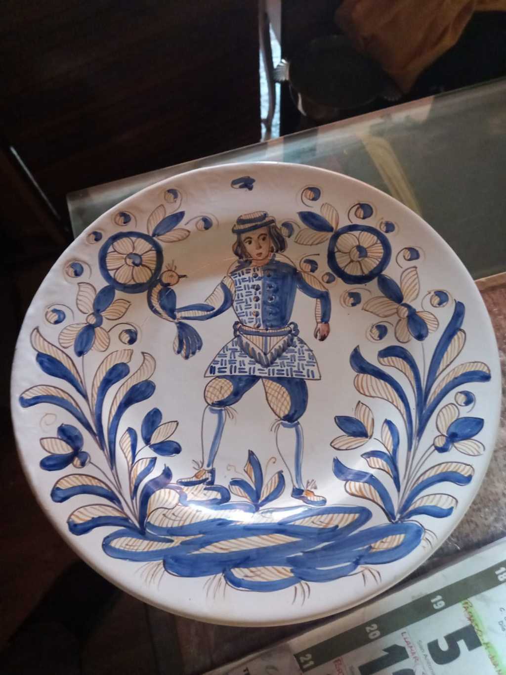 Plato de Talavera cerámica tricolor pintado a mano del siglo XX 1