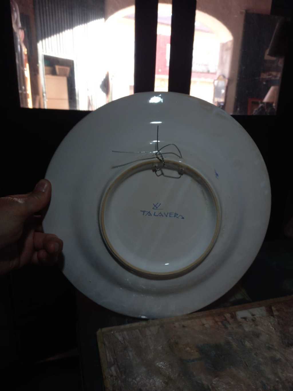 Plato de Talavera cerámica tricolor pintado a mano del siglo XX 2