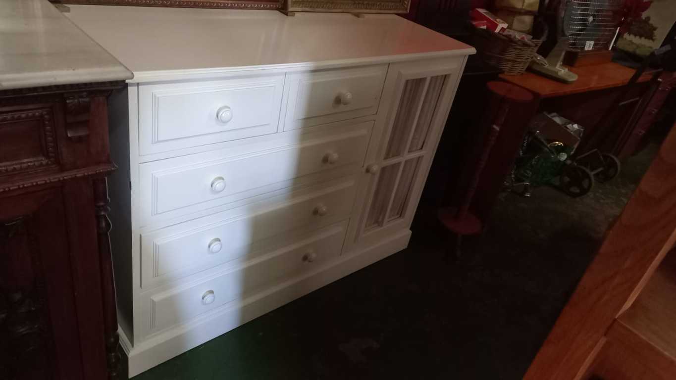 Cómoda de madera maciza blanca lacada con cajones y puerta