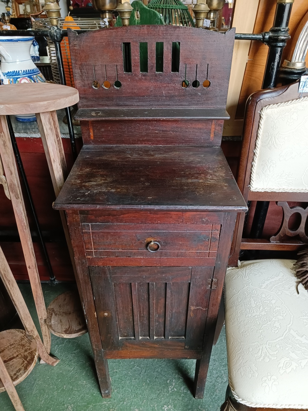 Mesita de madera con copete, puerta y cajón