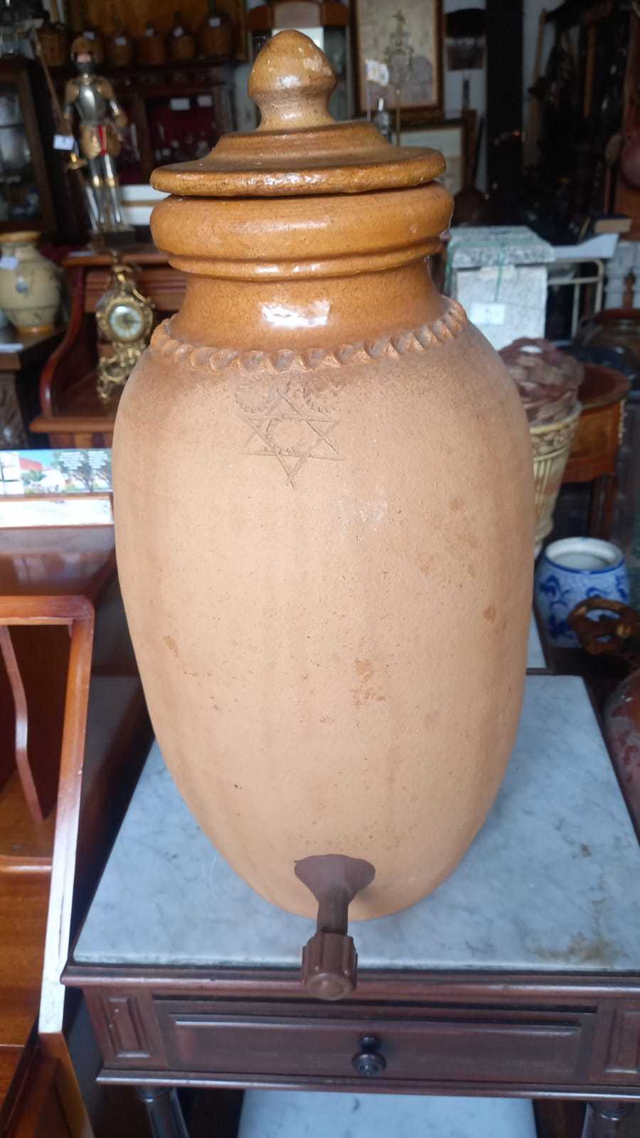 Tinaja de barro con grifo vintage 1