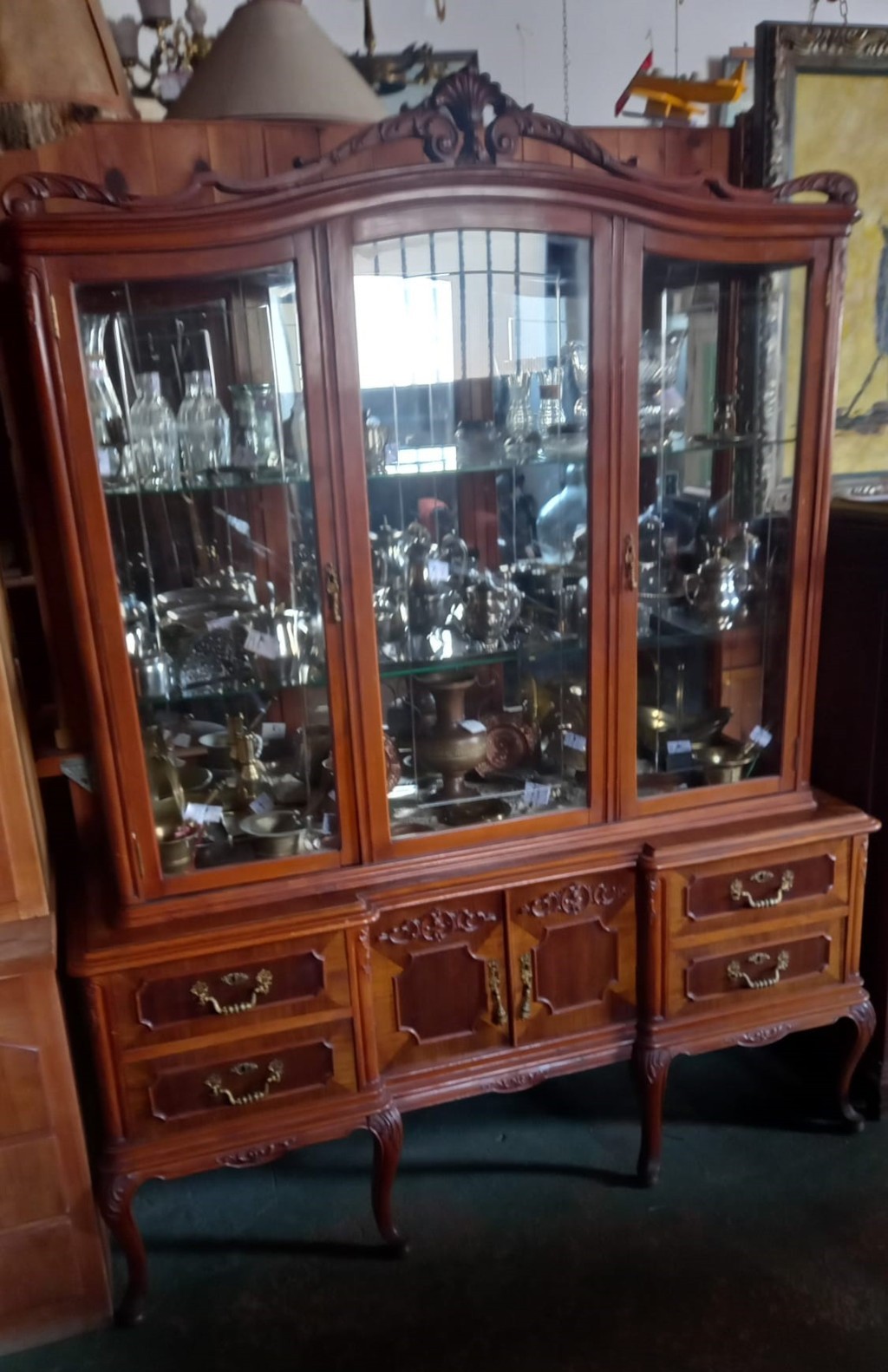 Vitrina antigua de madera con talla, 2 puertas y cajones 1