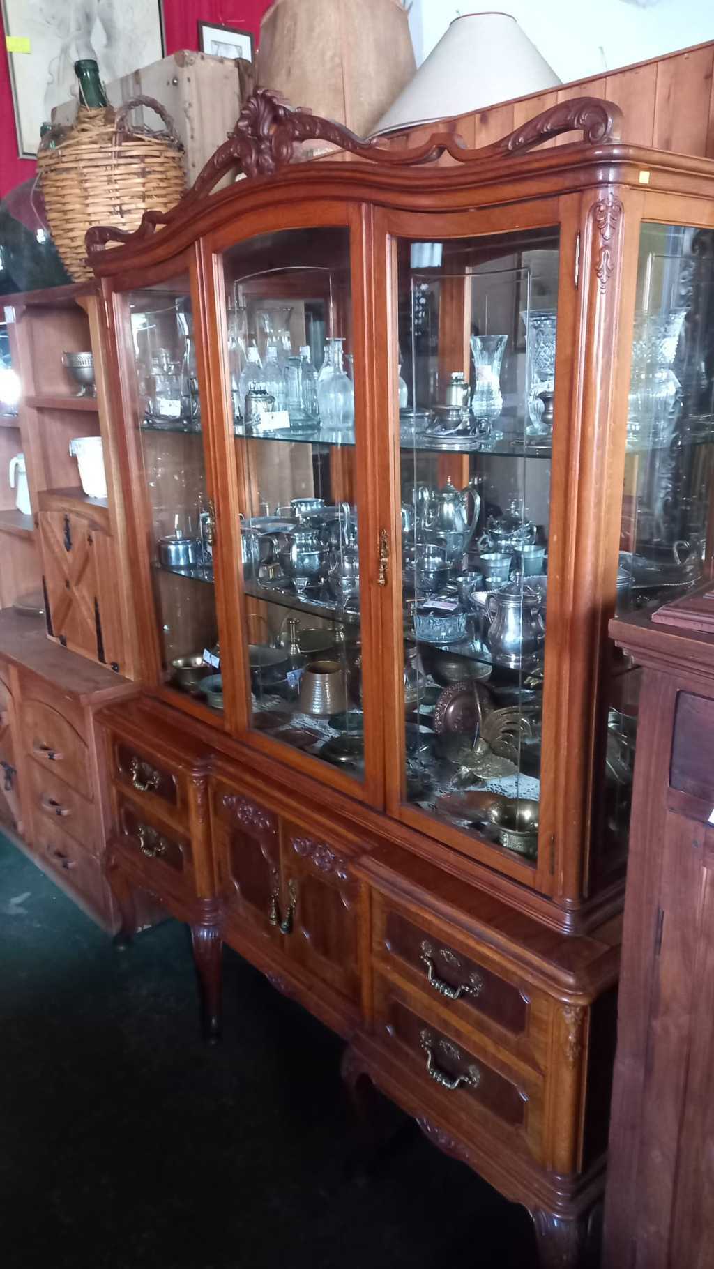 Vitrina antigua de madera con talla, 2 puertas y cajones 2