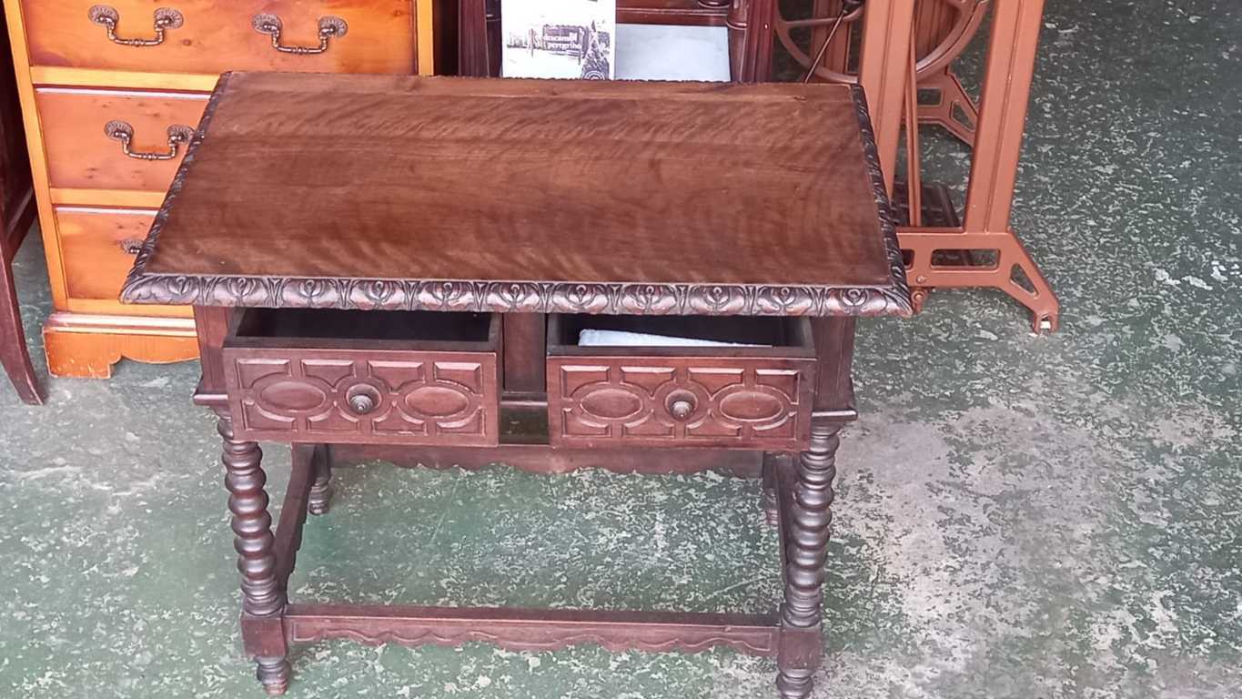 Mesa auxiliar antigua de madera con 2 cajones 1
