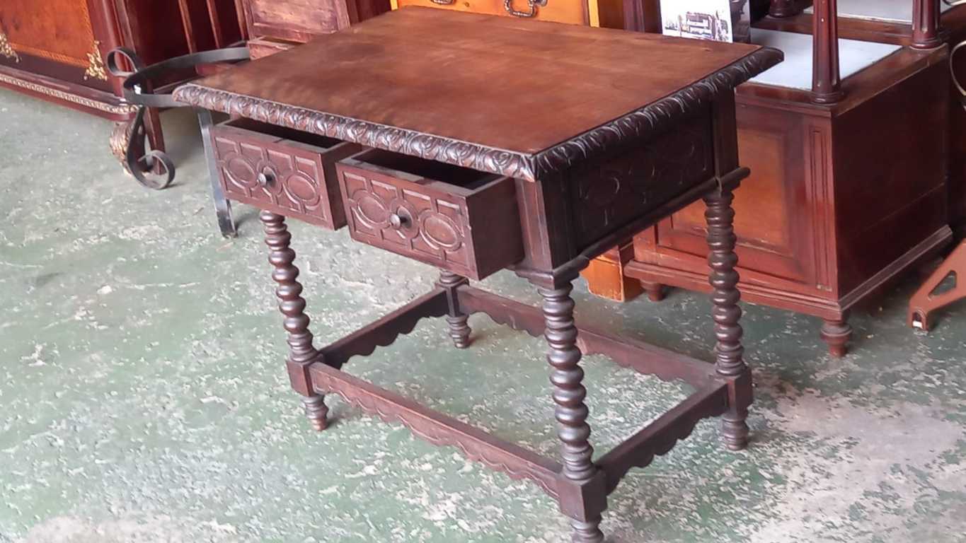 Mesa auxiliar antigua de madera con 2 cajones 2