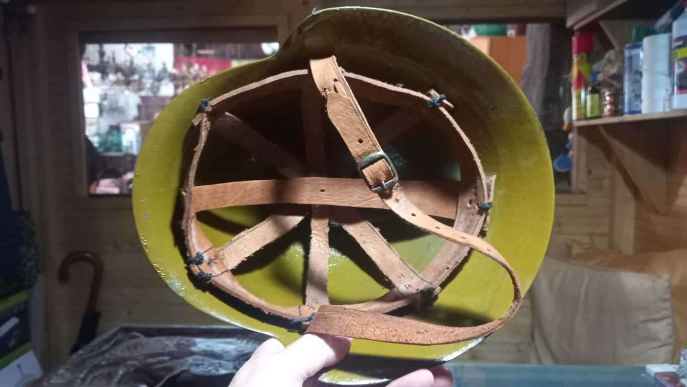 Casco Trubia M26 de la Guerra Civil Española de 1926 y acero laminado 3