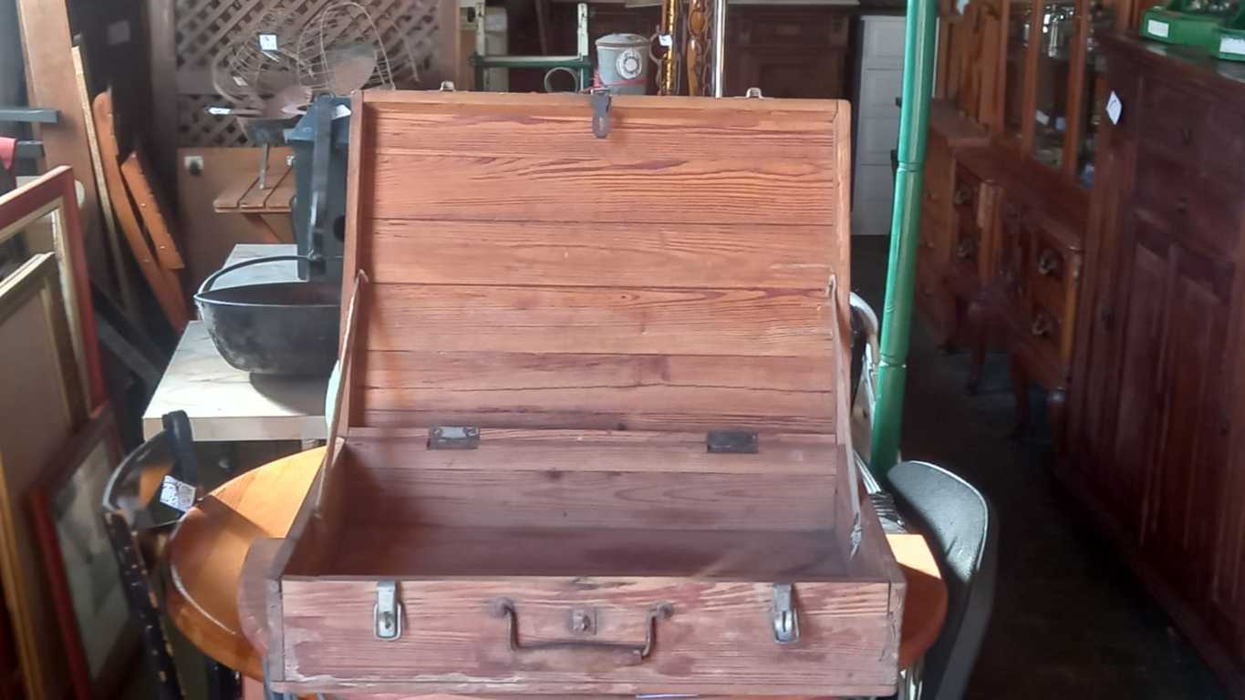 Maleta antigua de madera de los años 60 3