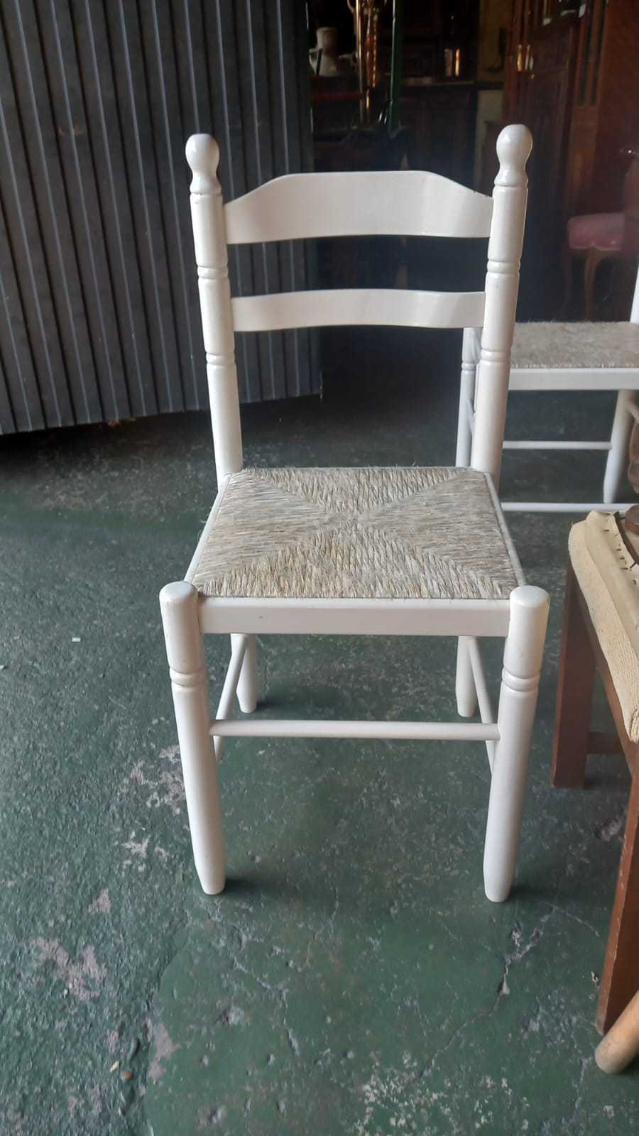 Silla lacada en blanco con asiento de enea 1