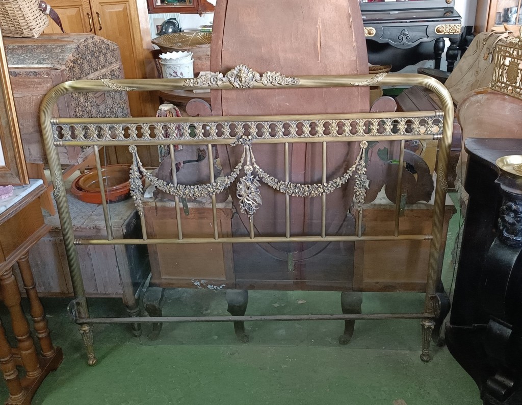 Cama antigua de latón fundido de época 1