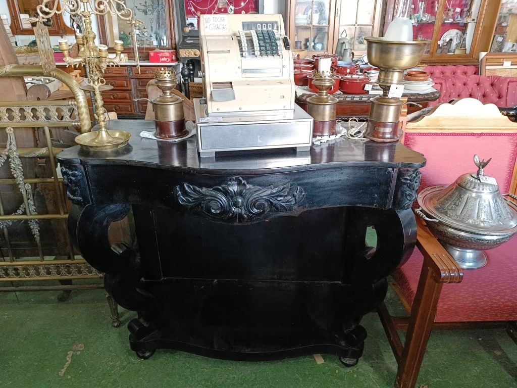 Consola isabelina negra de madera y con cajón 1