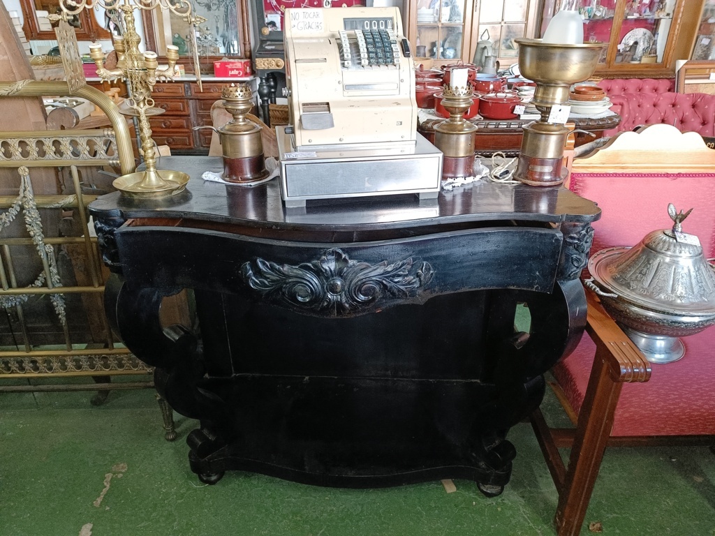 Consola isabelina negra de madera y con cajón 2