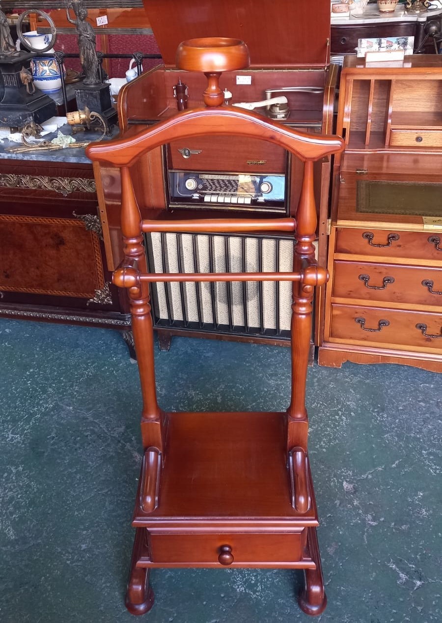 Galán de noche de madera con cajón 1