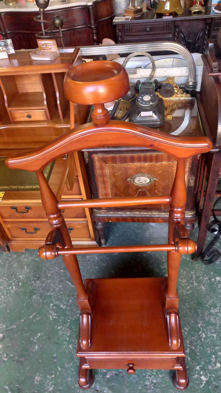 Galán de noche de madera con cajón 2