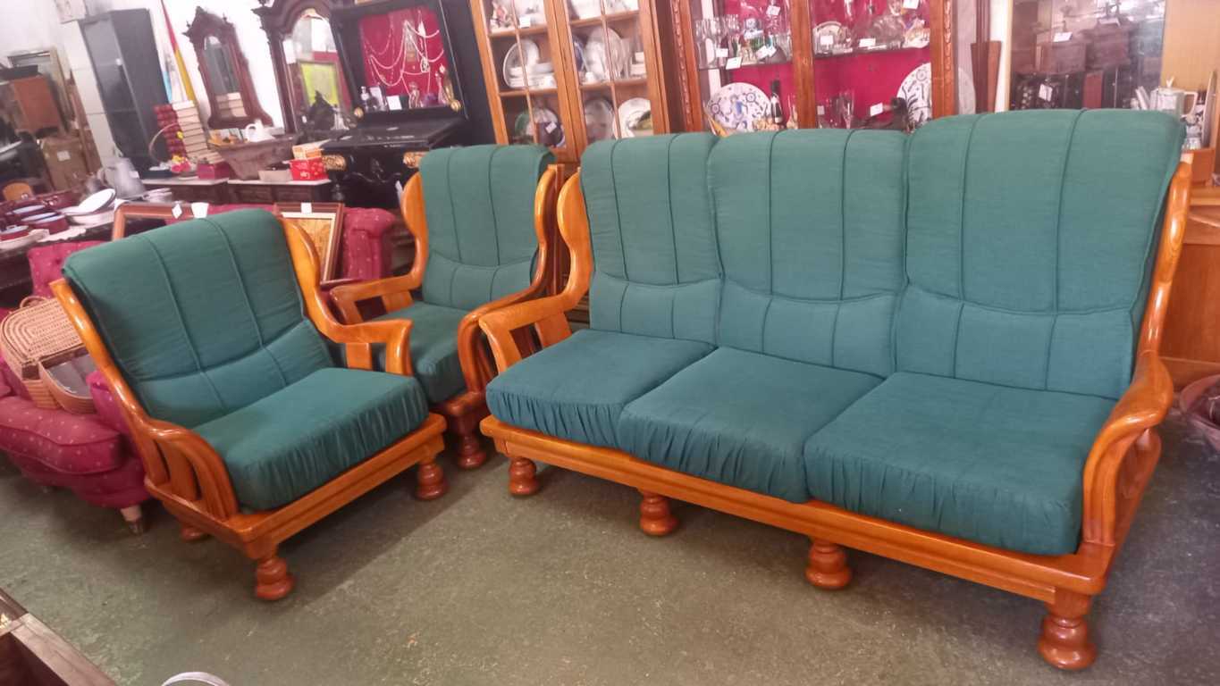 Juego sofá 3 plazas y 2 sillones de pino provenzal con tapicería verde 1