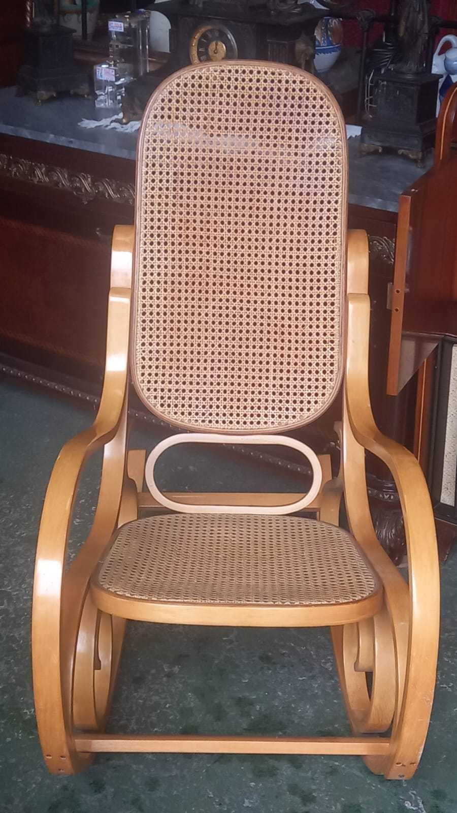 Mecedora de madera y rafia