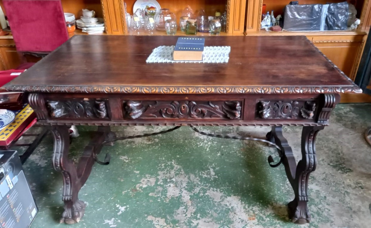 Mesa despacho estilo renacimiento tallada por los cuatro lados con 3 cajones 1