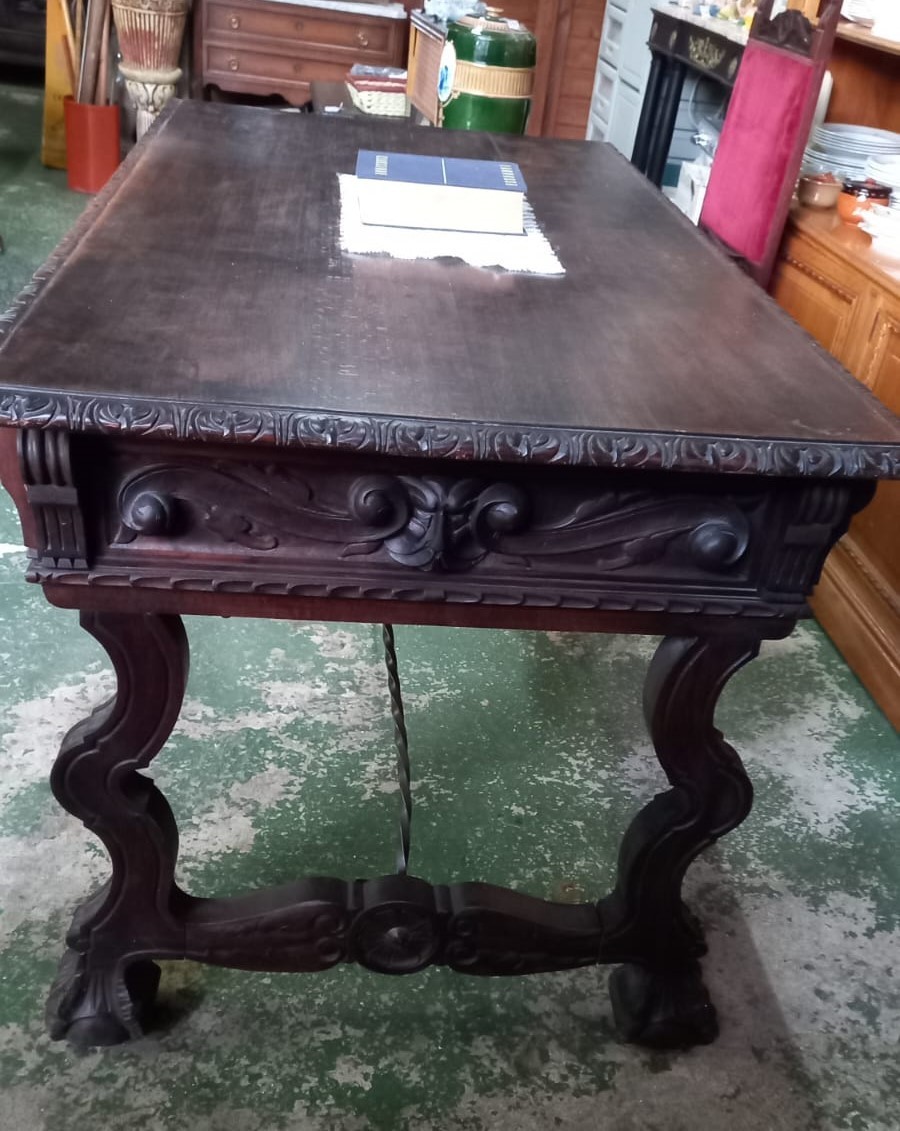 Mesa despacho estilo renacimiento tallada por los cuatro lados con 3 cajones 2