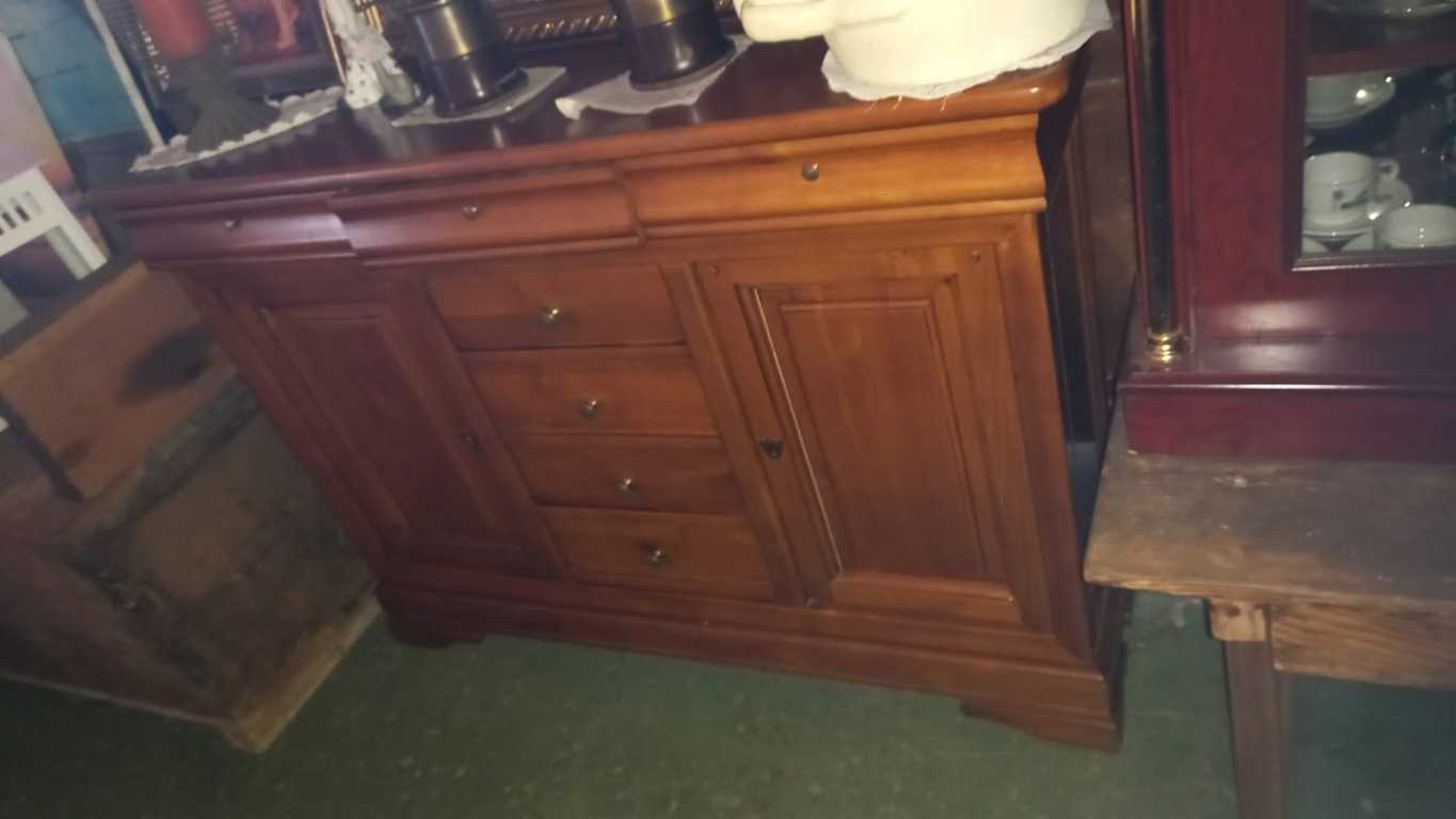 Mueble de madera en buen estado con 7 cajones y 2 puertas 1