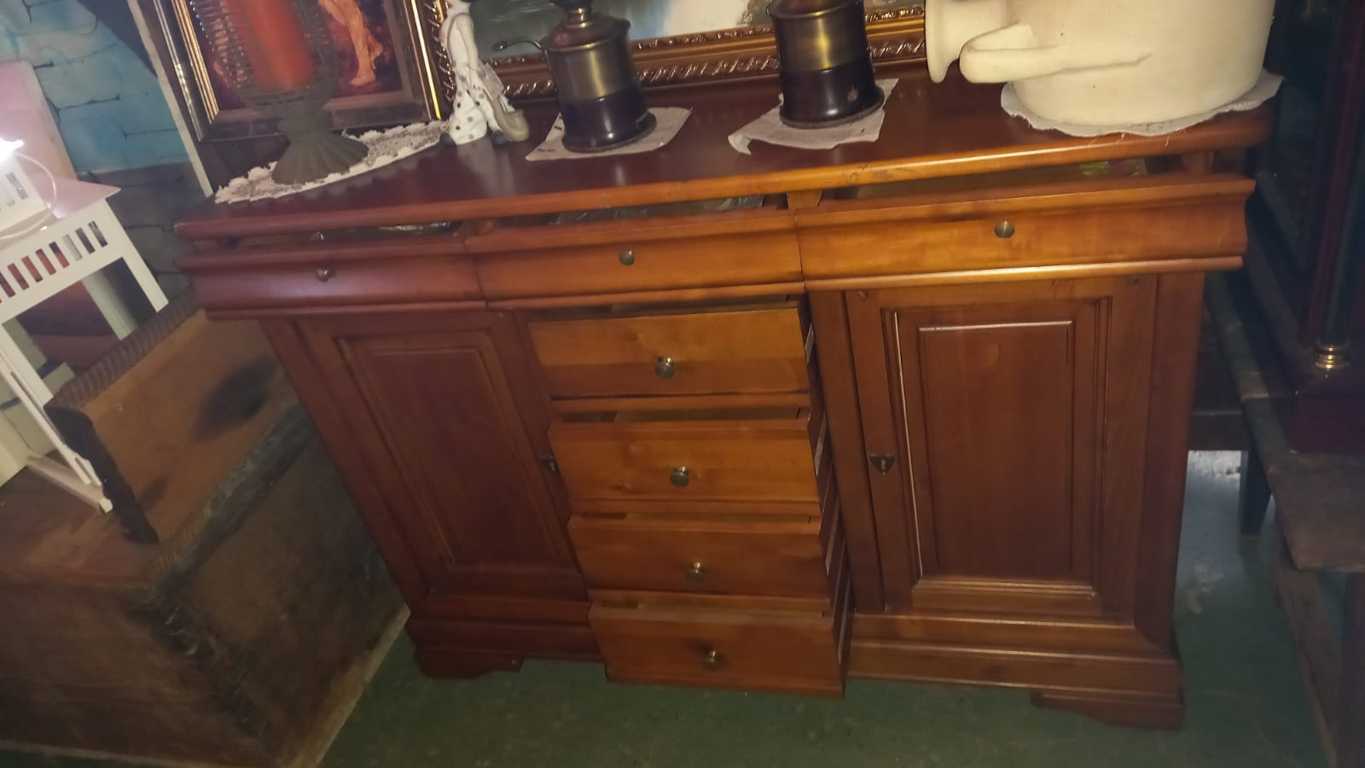 Mueble de madera en buen estado con 7 cajones y 2 puertas 2