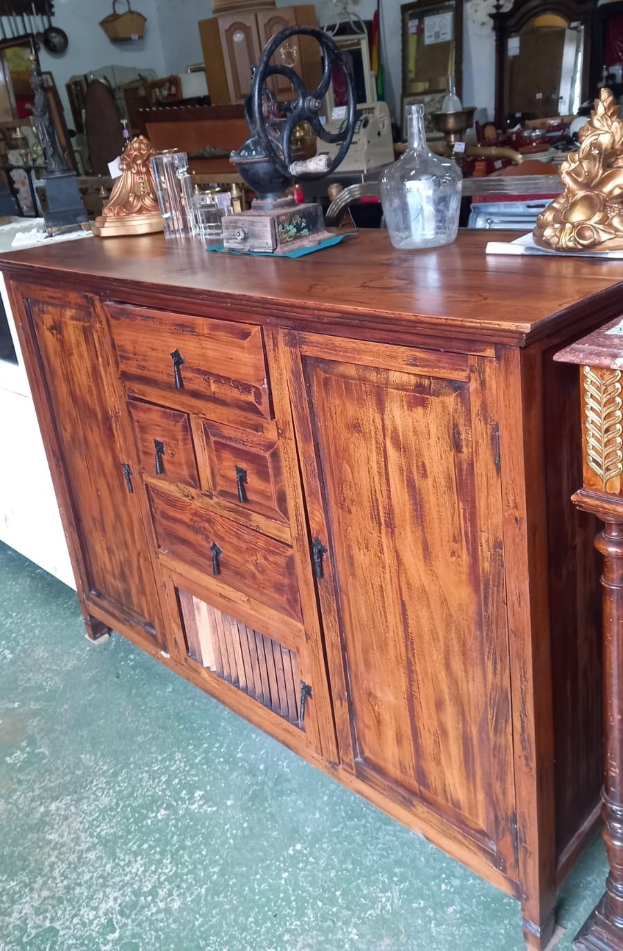 Mueble de madera rústico de madera maciza con 4 cajones y 3 puertas 3