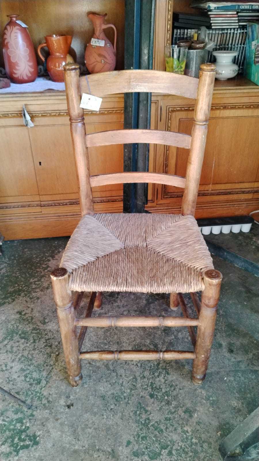 Silla antigua de enea y madera