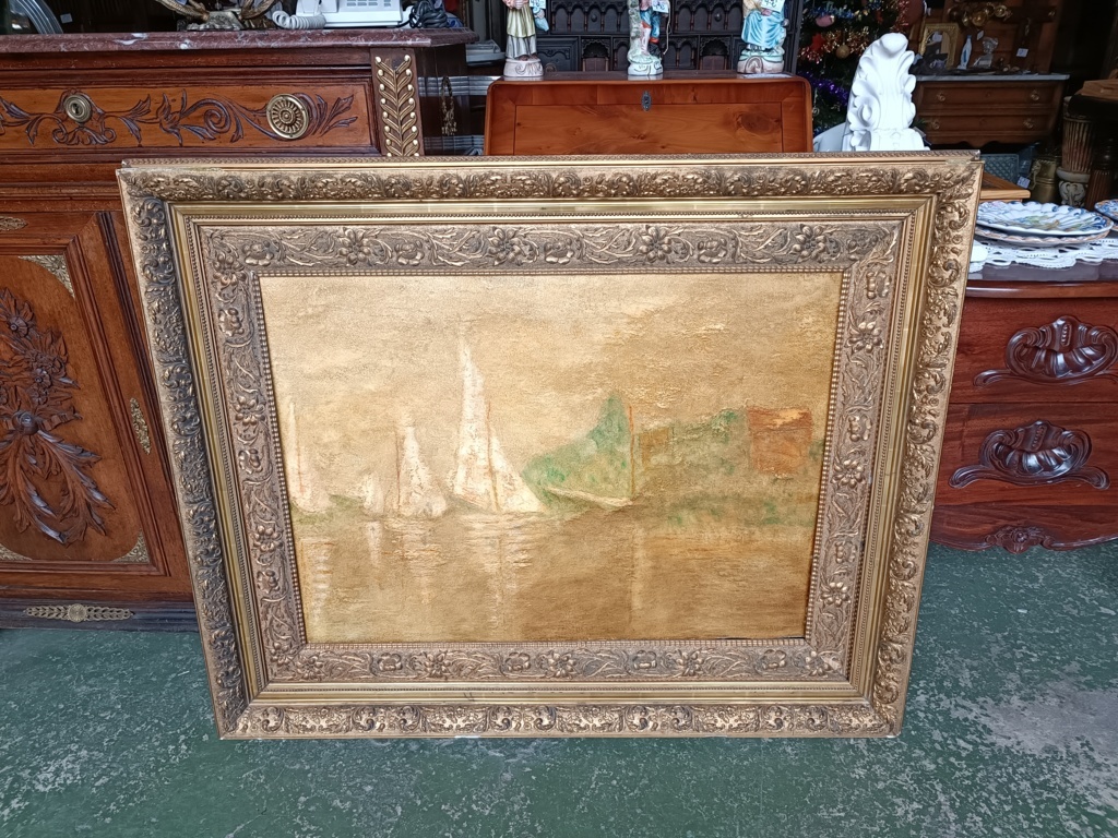 Cuadro con veleros en el agua con marco ornamentado dorado