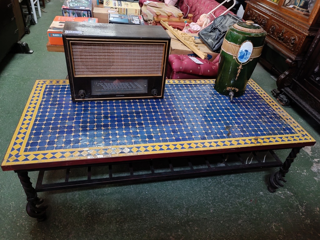 Mesa de forja con mosaico amarillo y azul 1