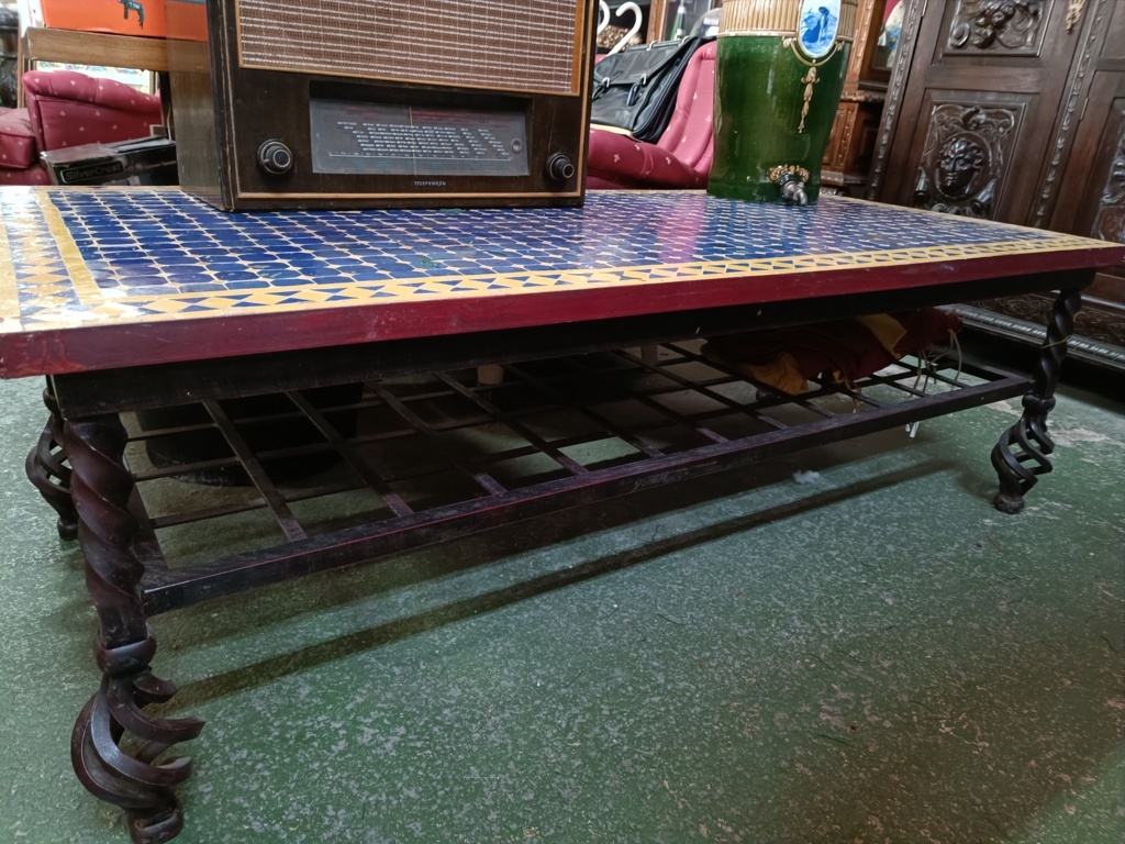 Mesa de forja con mosaico amarillo y azul 2