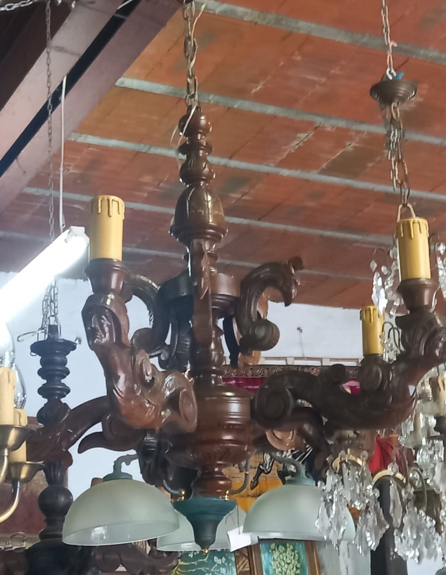 Lámpara artesanal tallada a mano en madera del renacimiento 1