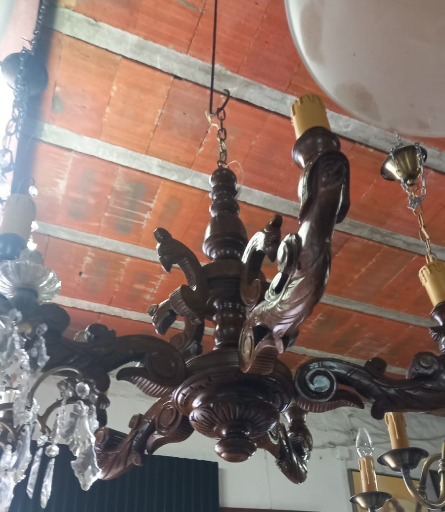 Lámpara artesanal tallada a mano en madera del renacimiento 3