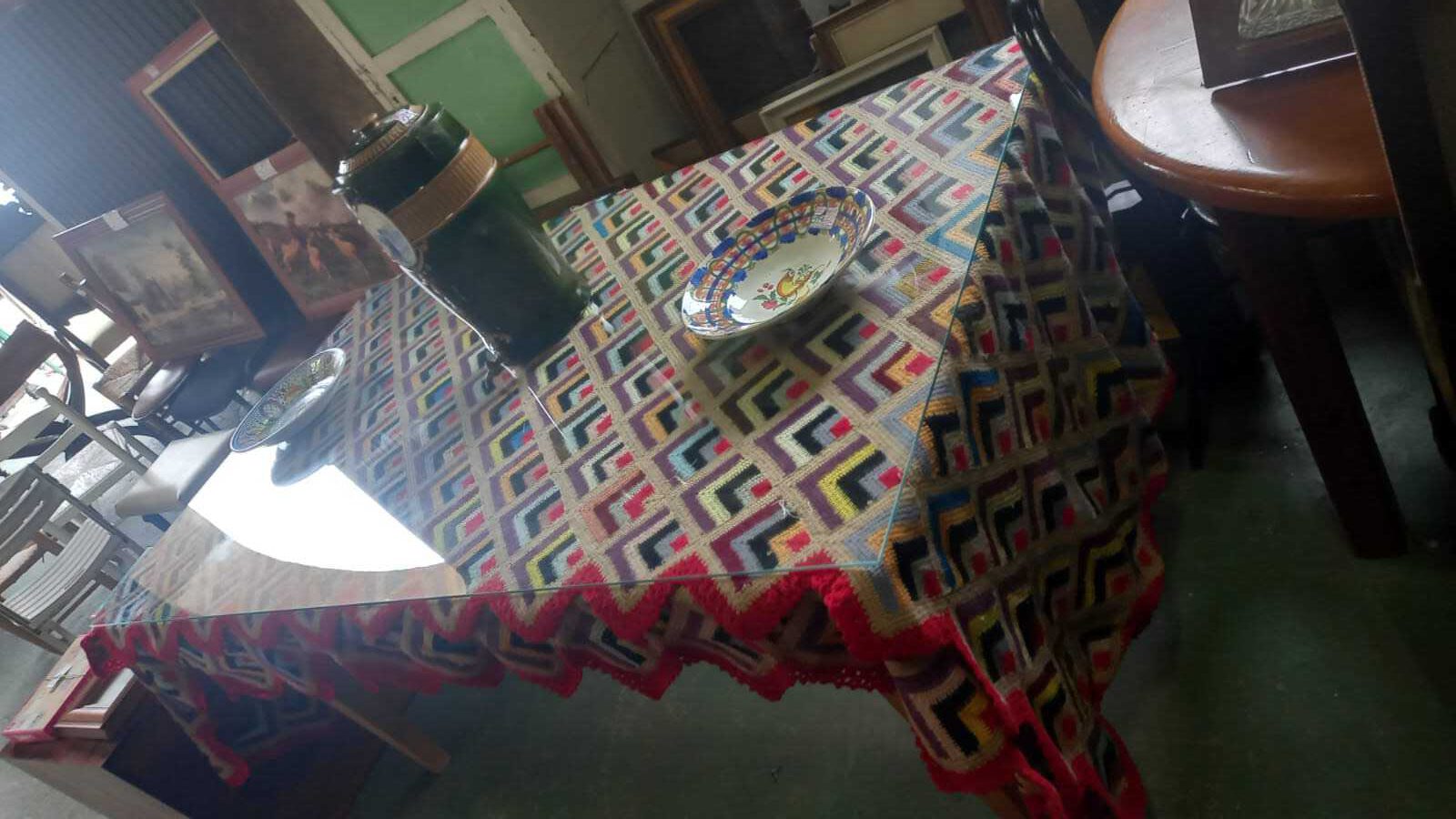 Mesa de madera con cristal 1