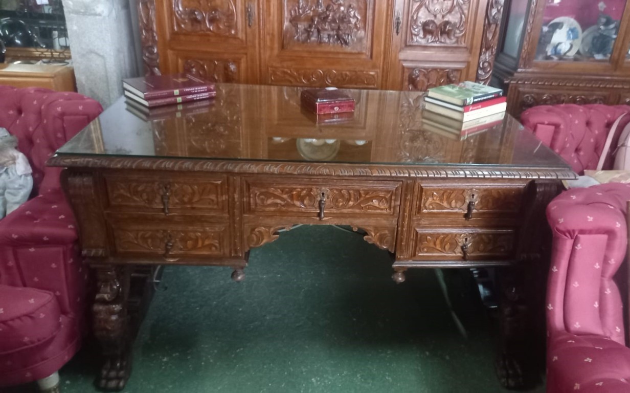 Mesa o escritorio estilo barroco del siglo XIX con 5 cajones y cristal 1