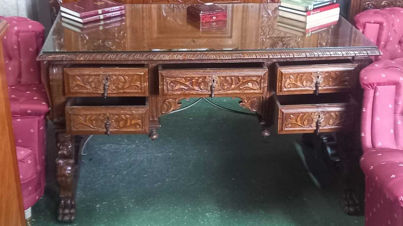 Mesa o escritorio estilo barroco del siglo XIX con 5 cajones y cristal 2