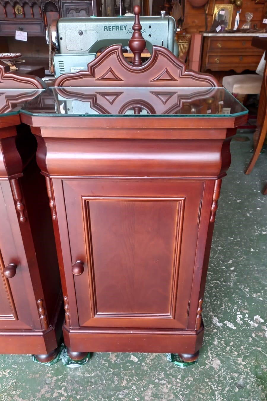 Mesita de noche con copete y cristal 1