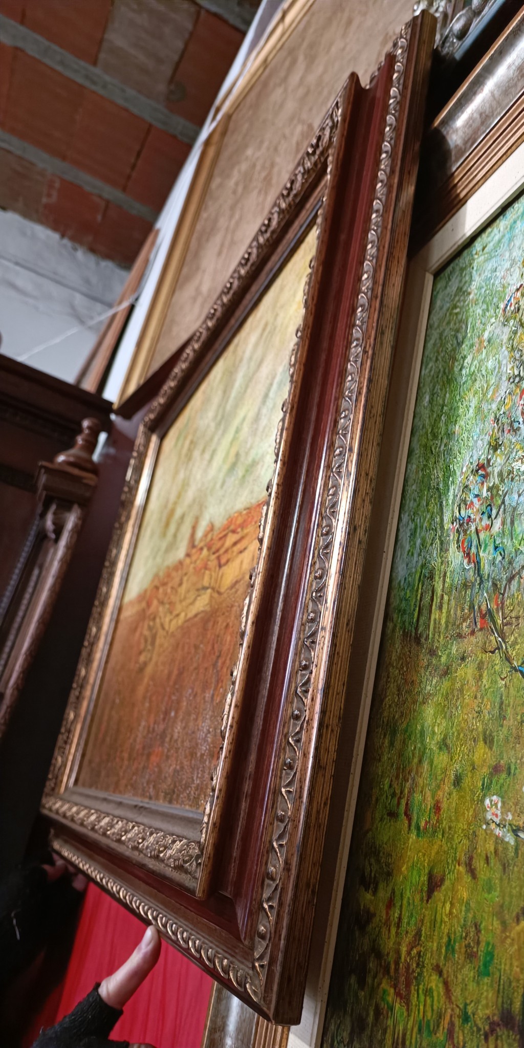 Cuadro al óleo con marco ornamentado dorado e imagen de un pueblo 2