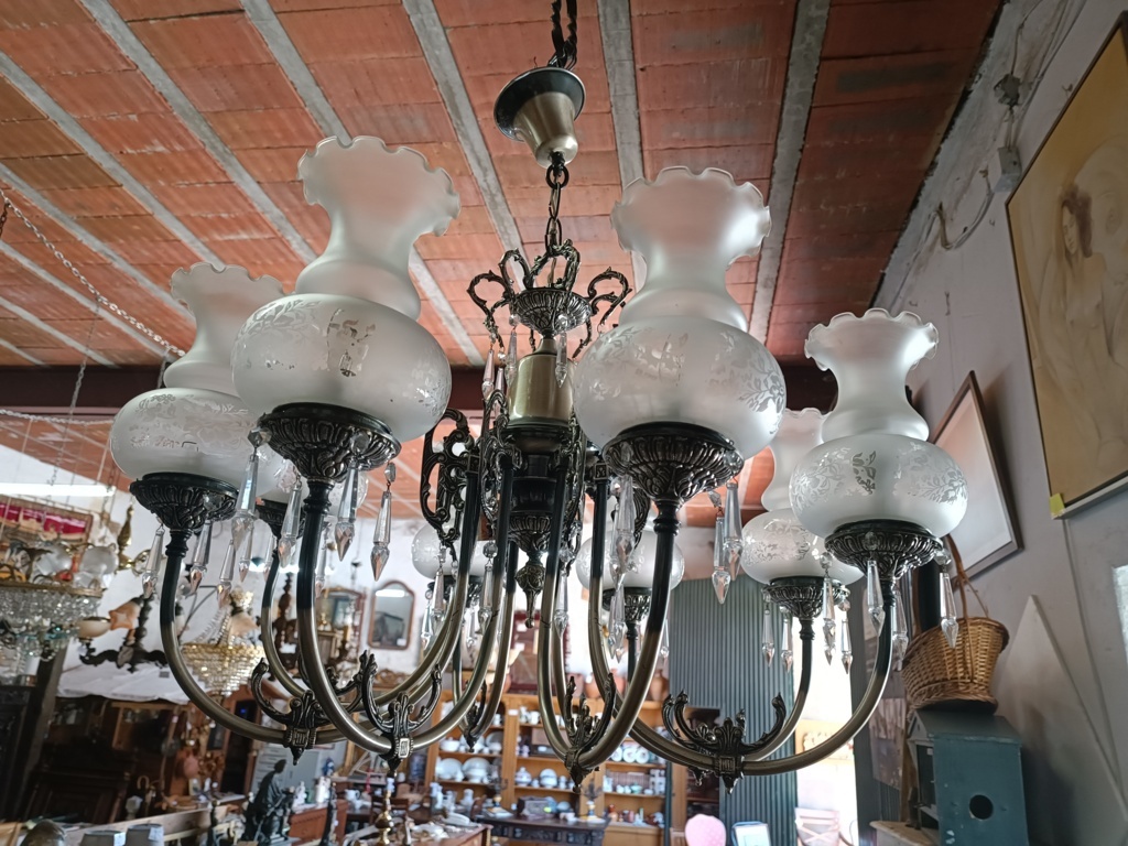 Lámpara araña con estructura de metal y 8 brazos 3