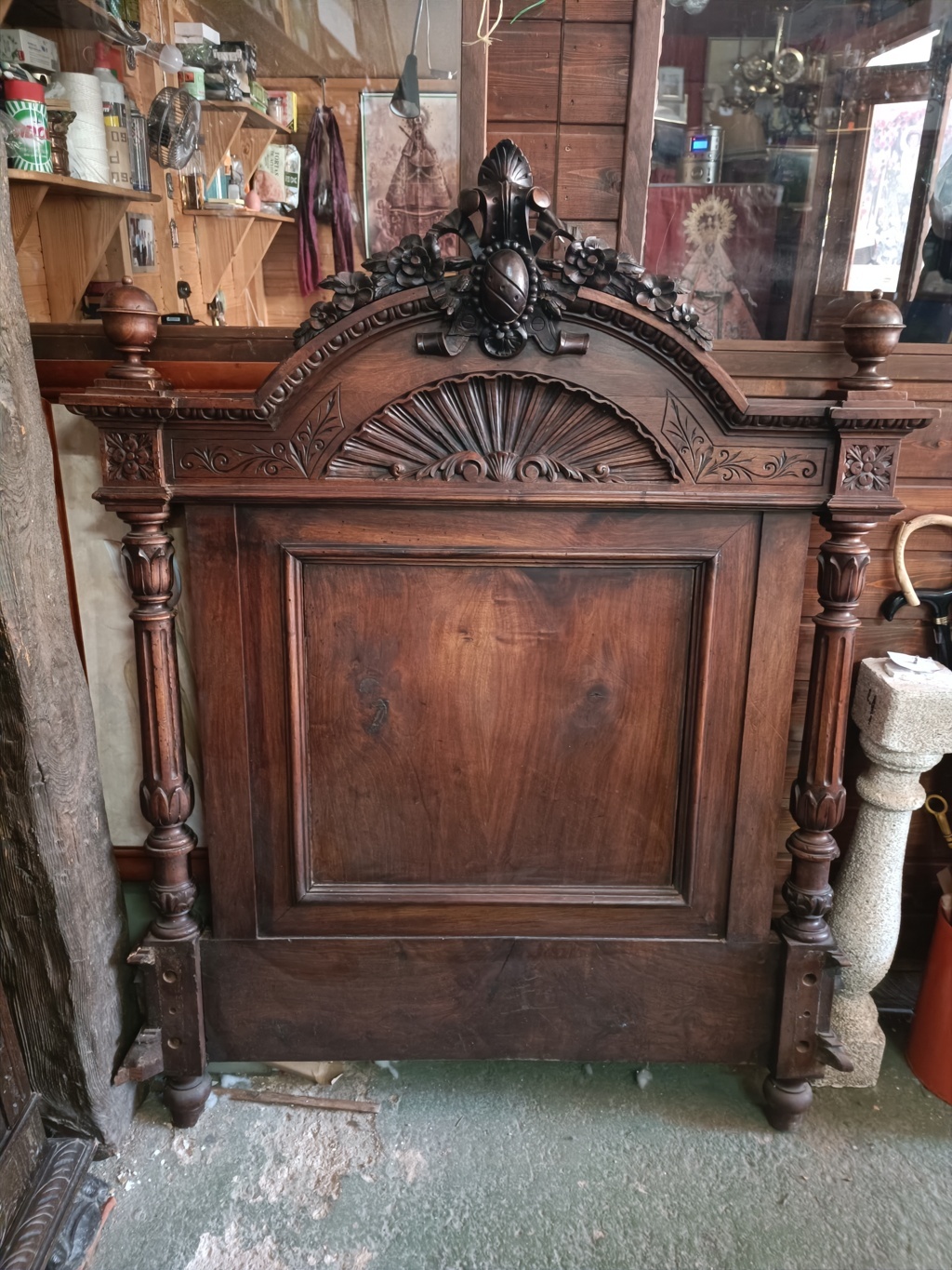 Cama completa de madera Luis XV con tallas ornamentales en la parte superior 1