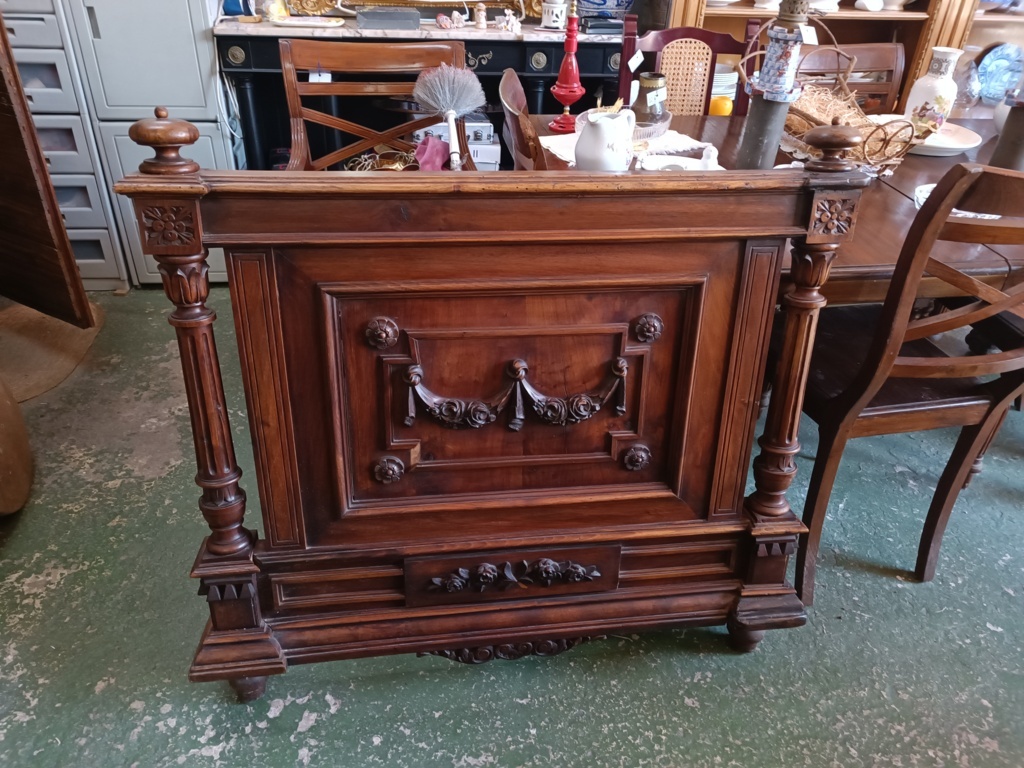 Cama completa de madera Luis XV con tallas ornamentales en la parte superior 2