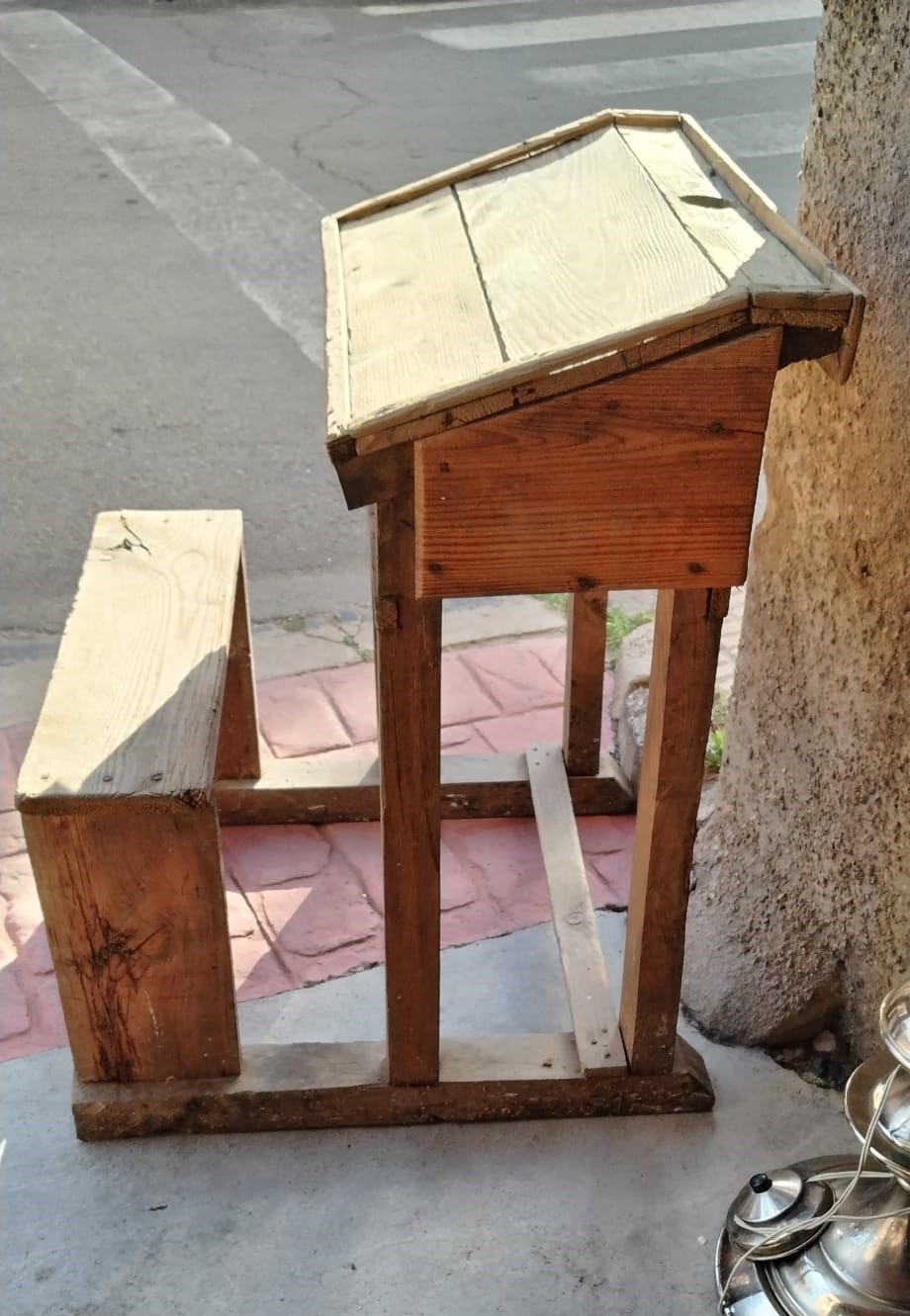 Pupitre escolar de madera de mediados del siglo XX 2