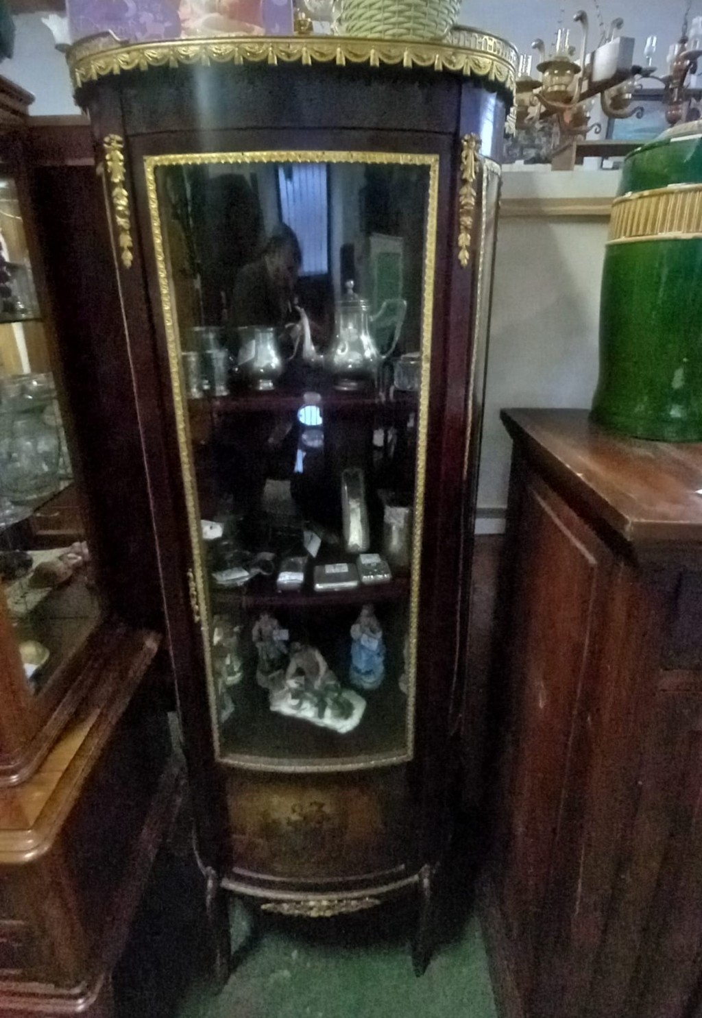 Vitrina estilo victoriano Luis XV con cristales curvados y detalles dorados 1